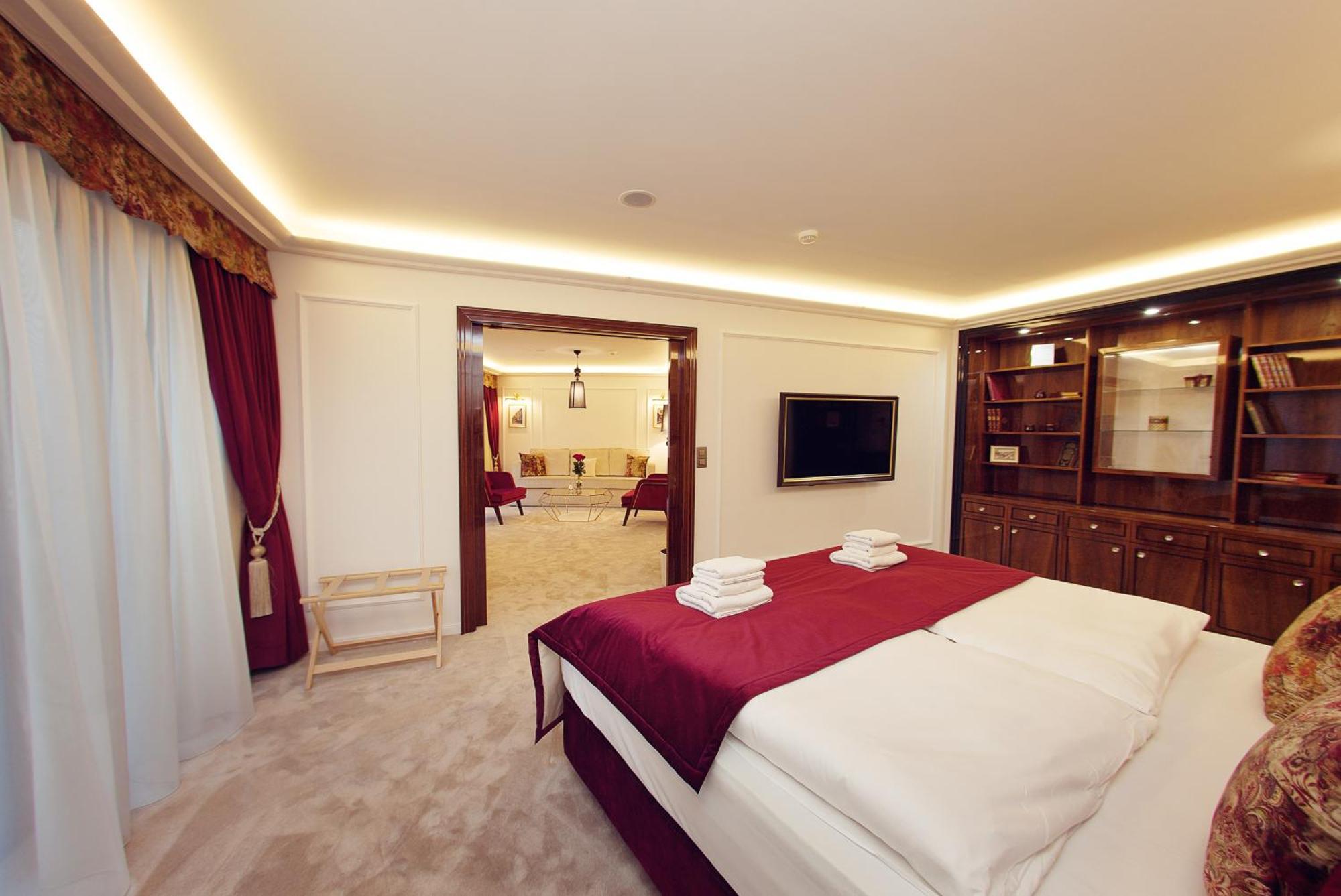 Hotel Zlaty Klucik - Golden Key With Luxury Spa Нитра Экстерьер фото