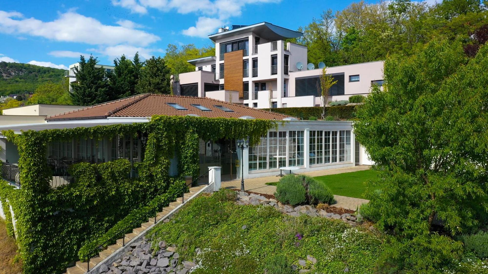 Hotel Zlaty Klucik - Golden Key With Luxury Spa Нитра Экстерьер фото